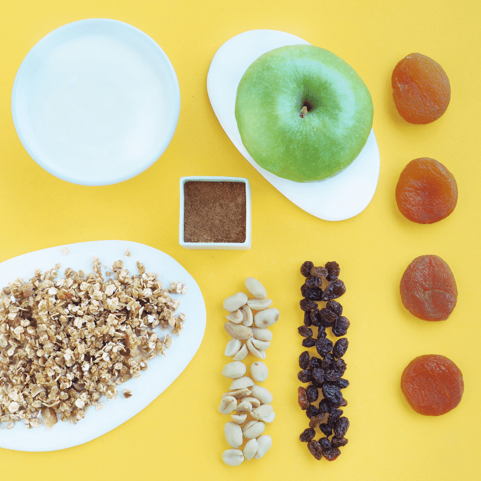 Realfooding - DESAYUNO REALFOODER� 📝 Ingredientes: 🔸 Yogur natural 🔸  Manzana pasada por una sartén con canela 🔸 Granola 🔸 Uvas 🔸 Crema de  cacahuete Foto de @leckerandhealthy, administradora de @realfooding 🖖✨
